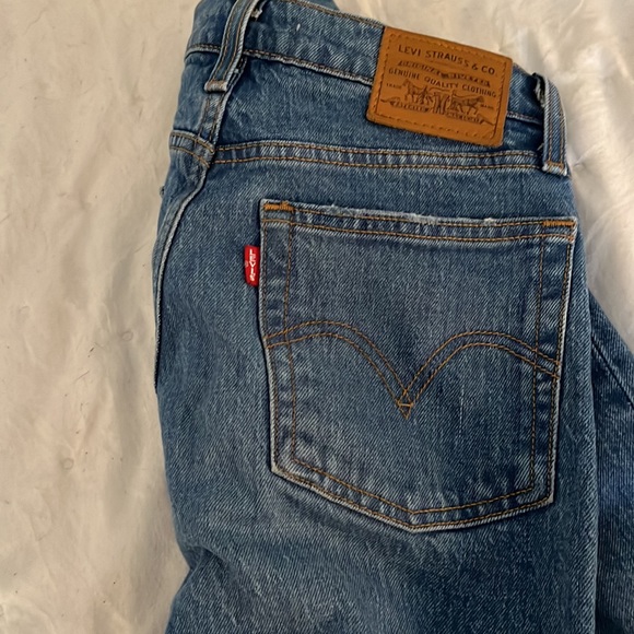 Levi jeans. Straight leg wedgie for size 24 - Picture 3 of 3